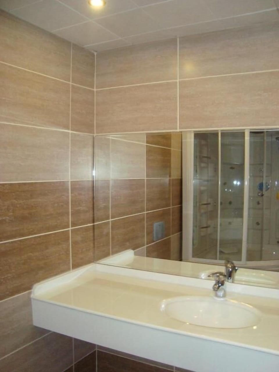 Rainfall showerhead, free toiletries, hair dryer, bathrobes