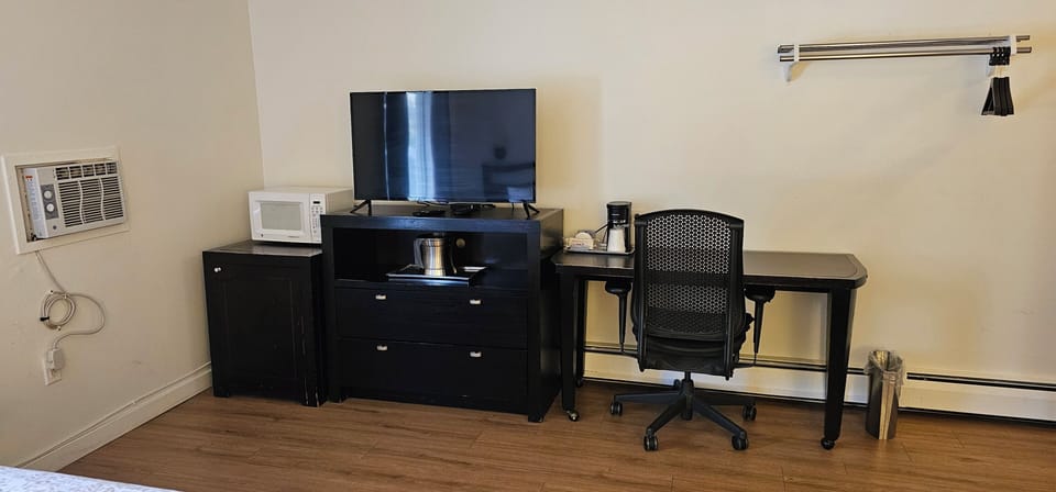 Room, 1 King Bed | Living area | 36-inch LED TV with cable channels, TV