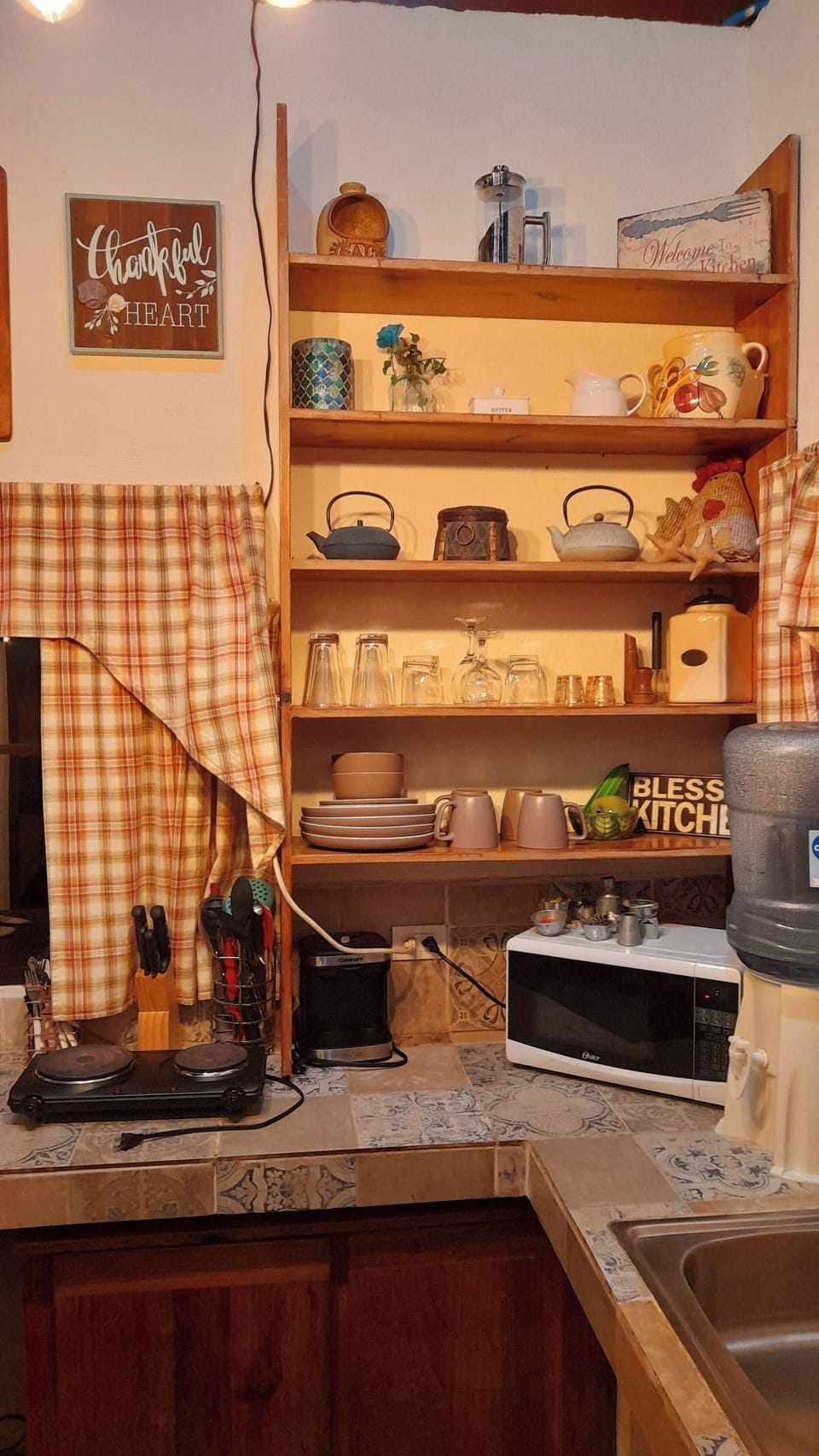 Private kitchen | Mini-fridge, microwave, stovetop, cookware/dishes/utensils