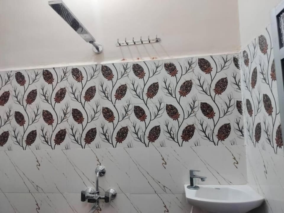 Deluxe Double Room, Balcony, City View | Bathroom | Towels, toilet paper