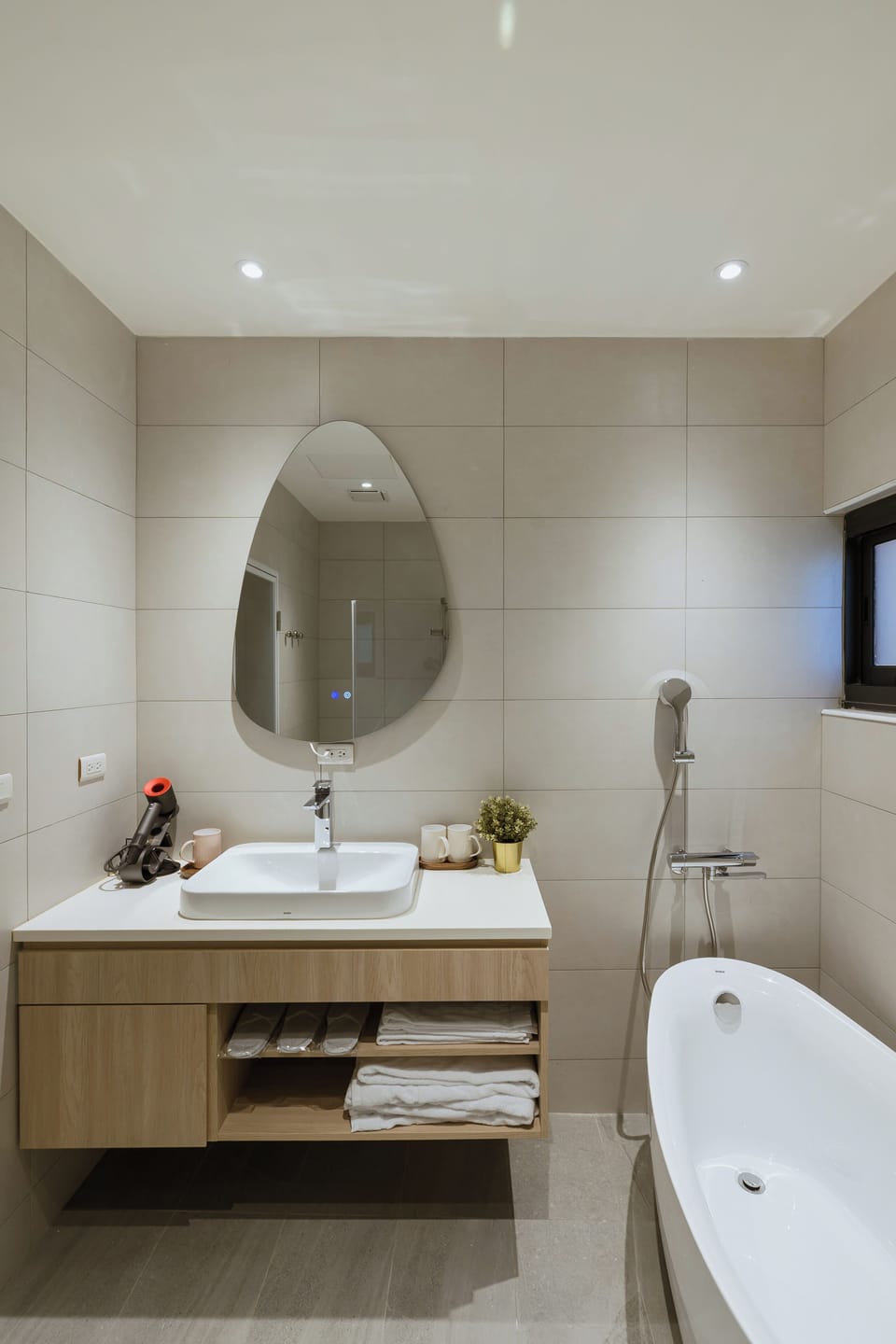 Deluxe Triple Room | Bathroom | Hair dryer, slippers, bidet, towels