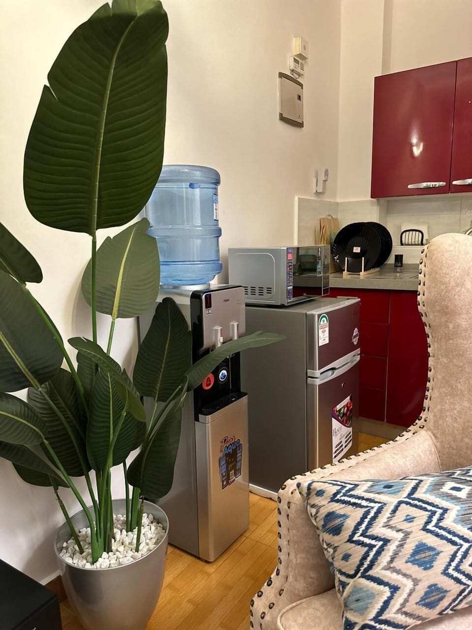 Classic Apartment | Private kitchen | Fridge, microwave, cookware/dishes/utensils
