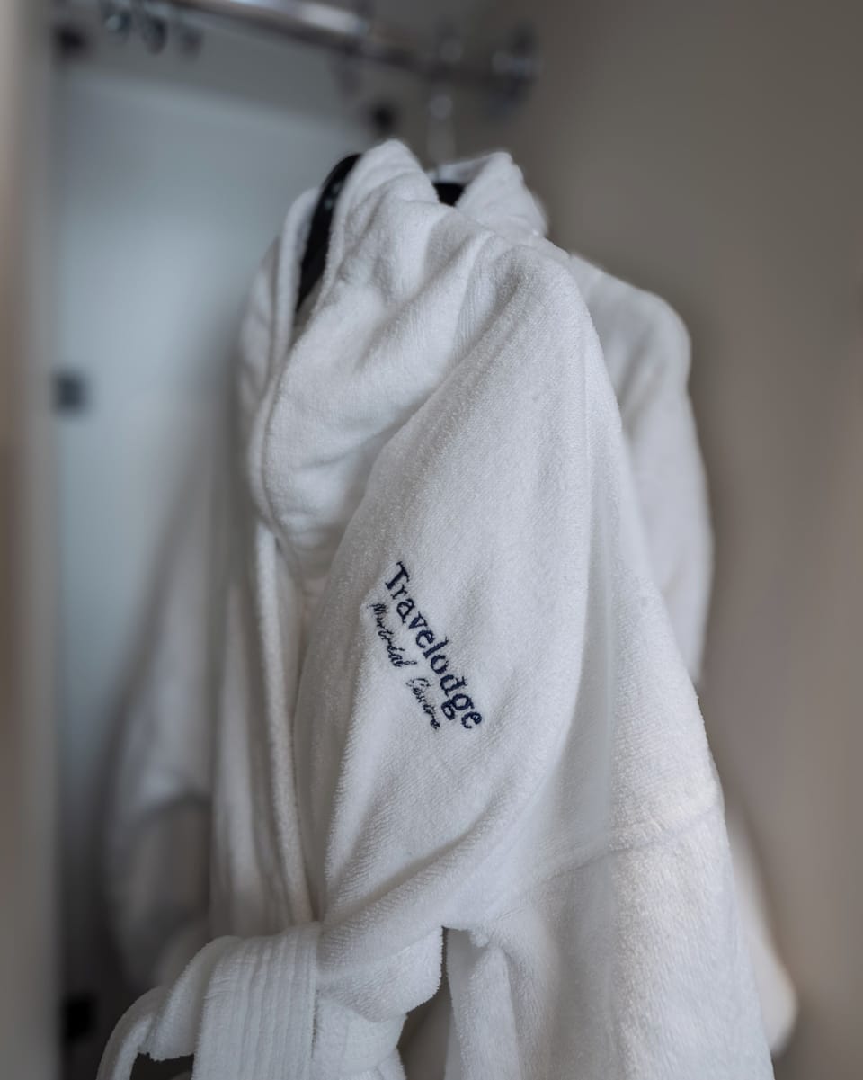 Suite, 1 King Bed, Non Smoking | Wardrobe