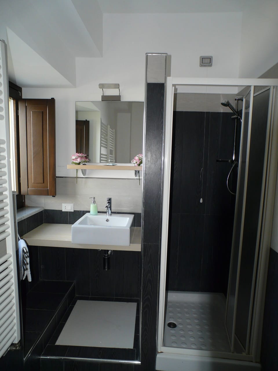 Classic Double Room, Ensuite | Bathroom | Shower, free toiletries, bidet, towels