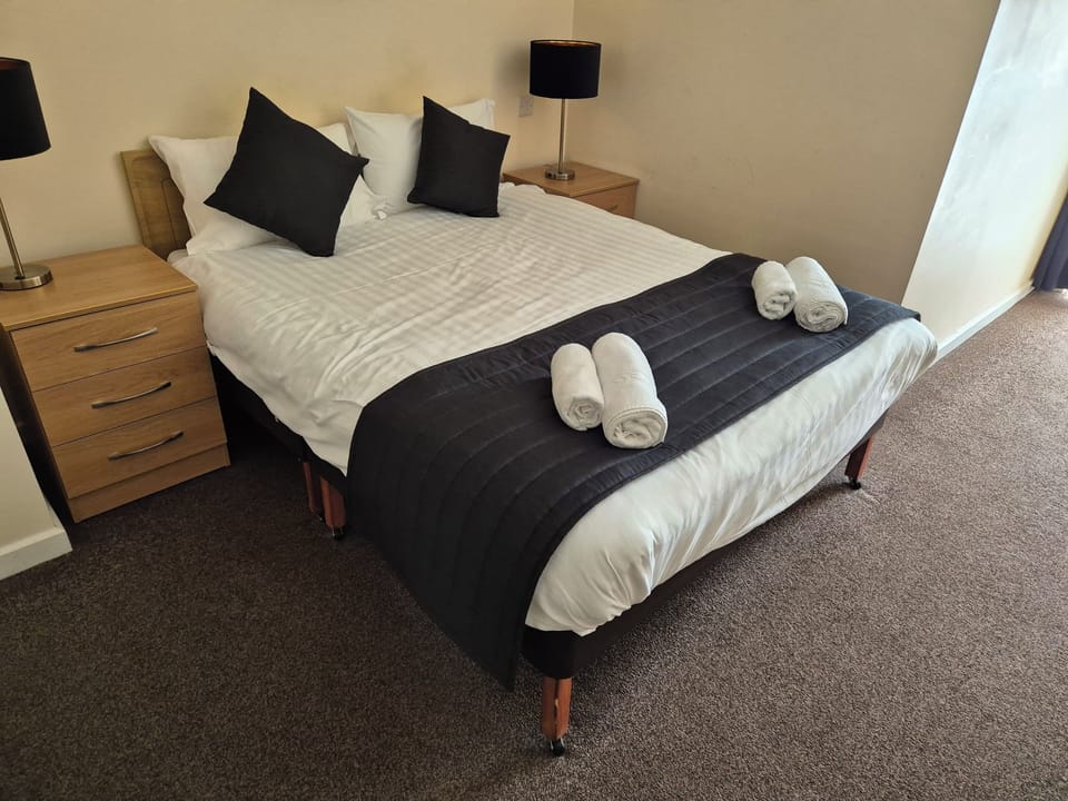 Family Room | Desk, free WiFi, bed sheets