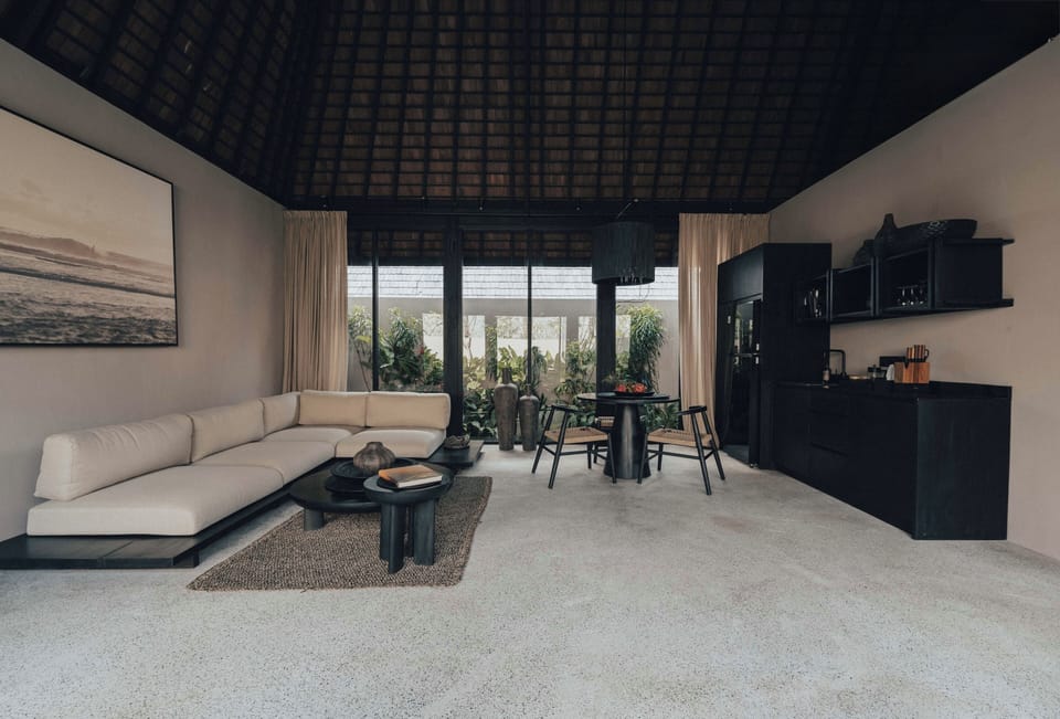 Deluxe Villa, Pool View | Living area
