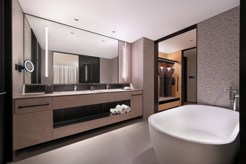 Executive Suite, Non Smoking, City View | Bathroom | Rainfall showerhead, free toiletries, hair dryer, bathrobes