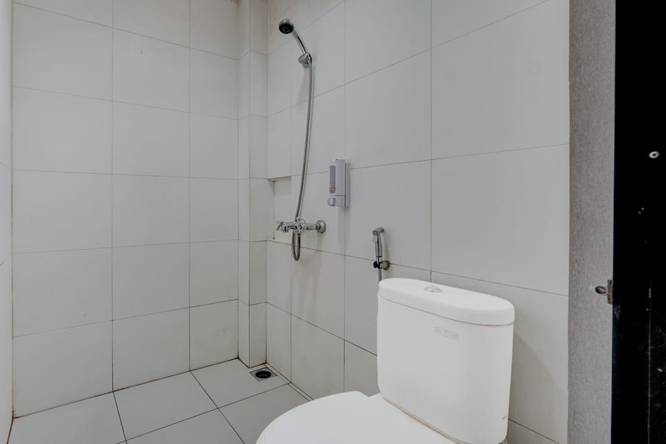 Standard Double Room | Bathroom | Shower, free toiletries, towels, soap