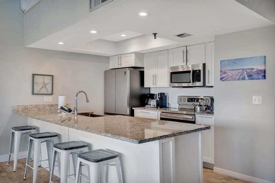 Deluxe Condo, 2 Bedrooms, Beachside | Private kitchen