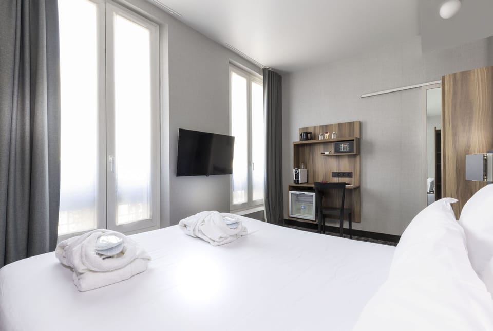 Club, One Double Bed | Desk, blackout drapes, soundproofing, free WiFi