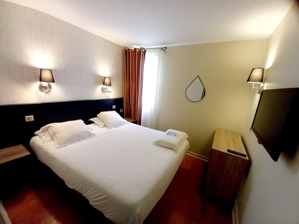 Premium bedding, desk, iron/ironing board, free WiFi