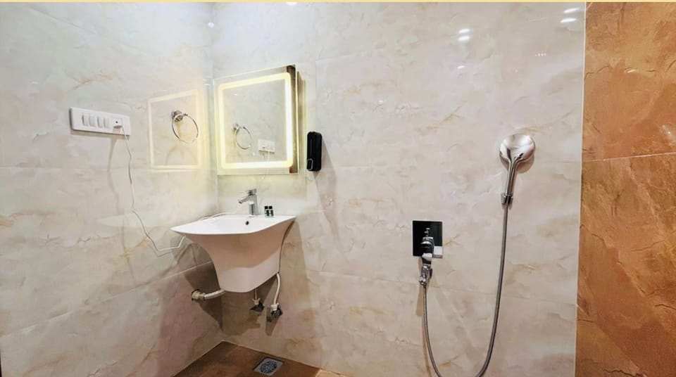Deluxe Double Room, Air conditioning | Bathroom | Shower, rainfall showerhead, slippers, towels