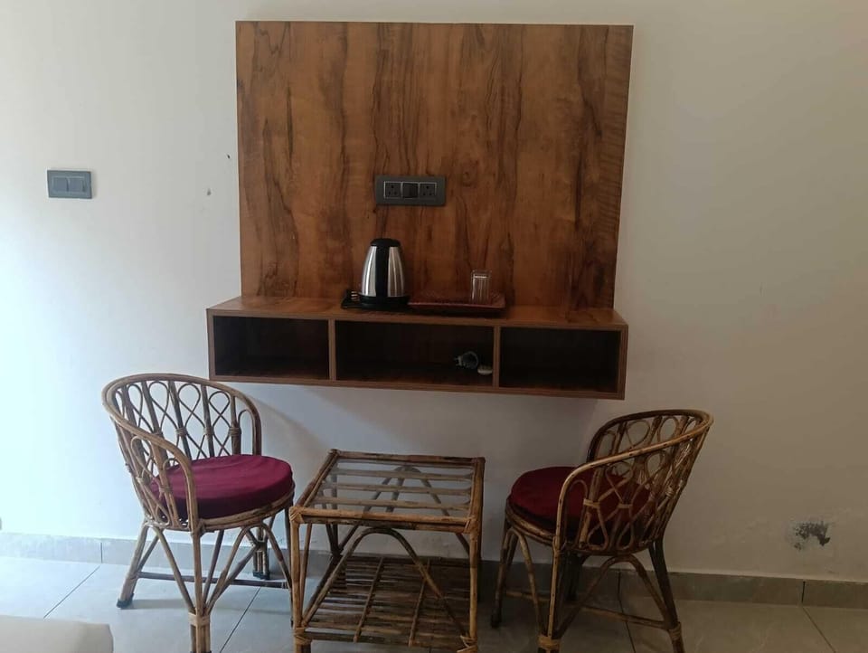 Deluxe Room | Desk, free WiFi