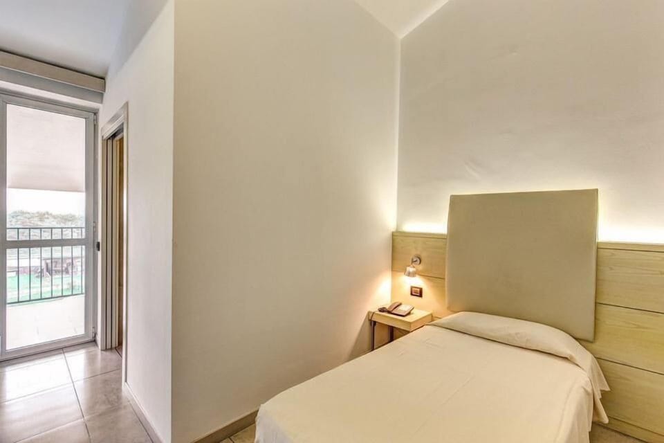 In-room safe, WiFi (free)
