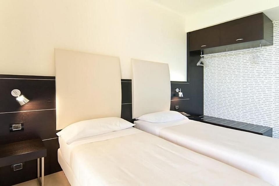 Comfort Twin Room, Balcony, Park View | In-room safe, WiFi (free)