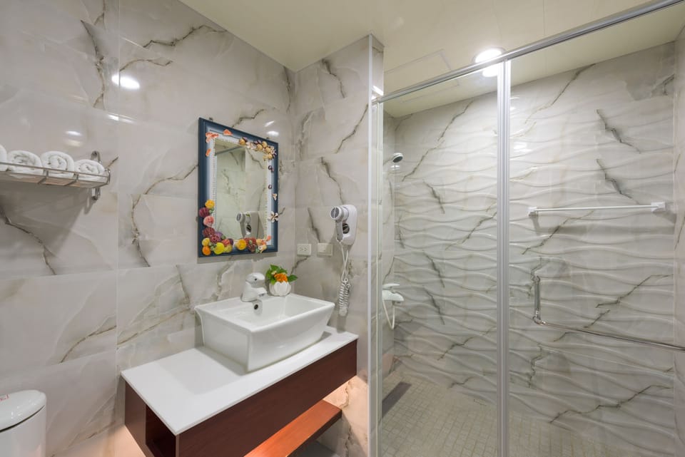 Deluxe Quadruple Room, 1 Bedroom | Bathroom | Shower, hydromassage showerhead, free toiletries, hair dryer