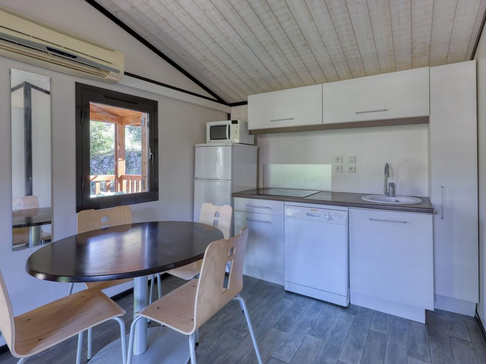 Chalet 5 personnes climatisé | Living area | Table tennis