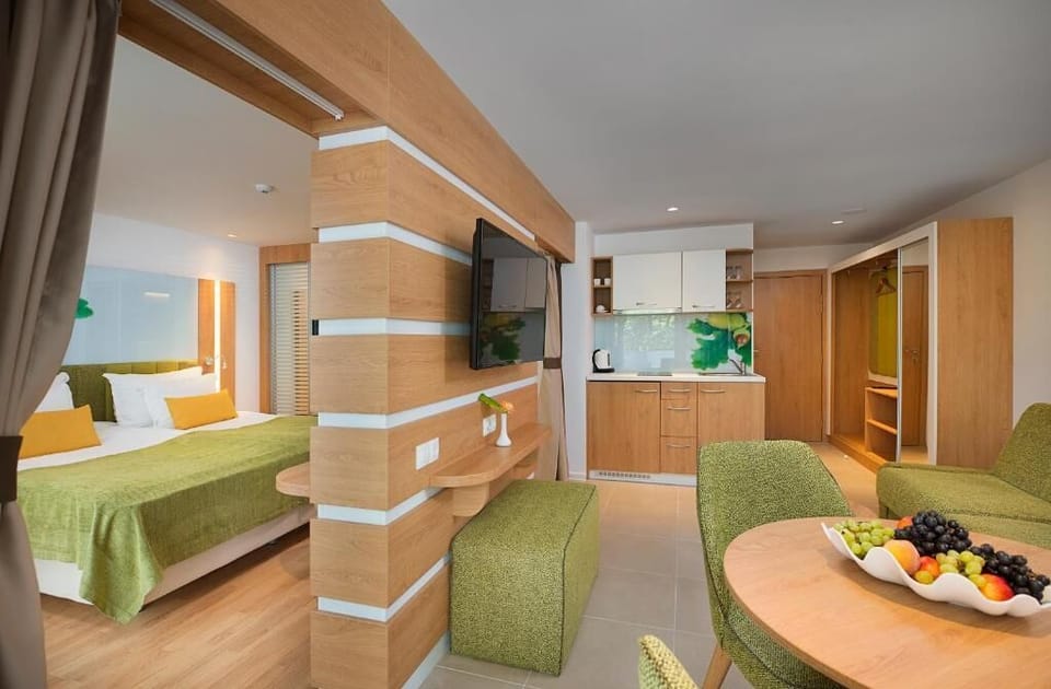 Deluxe Studio, Balcony, Garden View | In-room safe, soundproofing, iron/ironing board, free WiFi