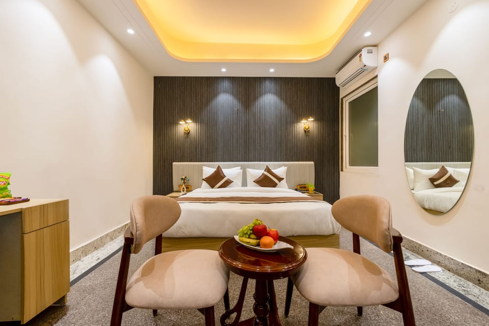 Deluxe Room | Desk, laptop workspace, blackout drapes, soundproofing