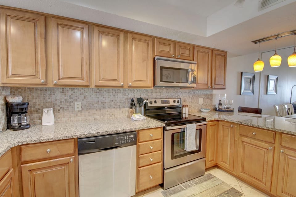 Condo, 2 Bedrooms | Private kitchen | Fridge, oven, coffee/tea maker, toaster