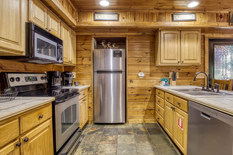 Cabin, 3 Bedrooms | Private kitchen | Fridge, oven, coffee/tea maker, toaster