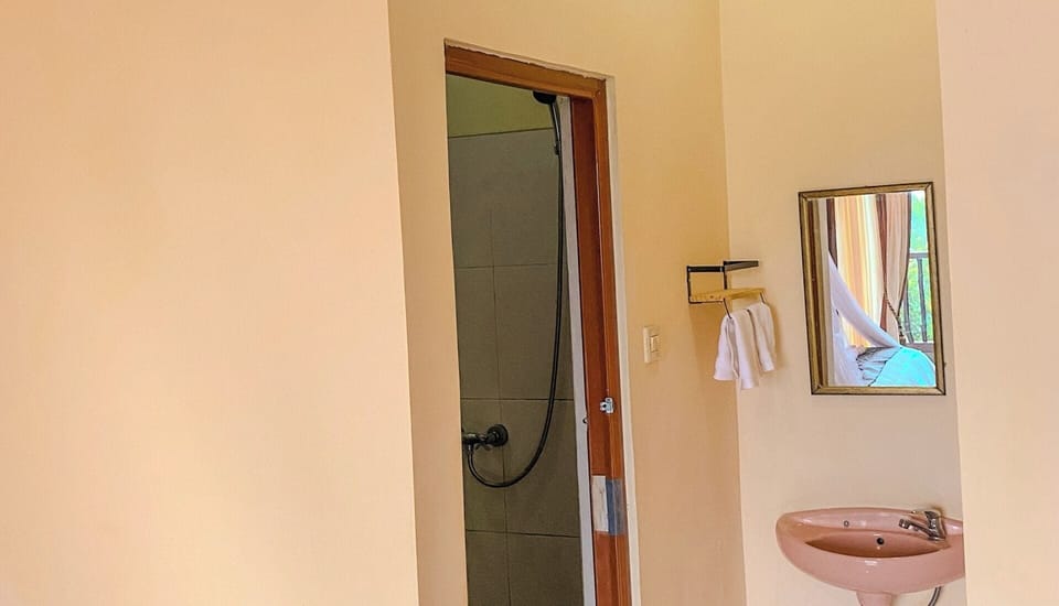 Standard Double or Twin Room, Balcony, Garden View | Bathroom