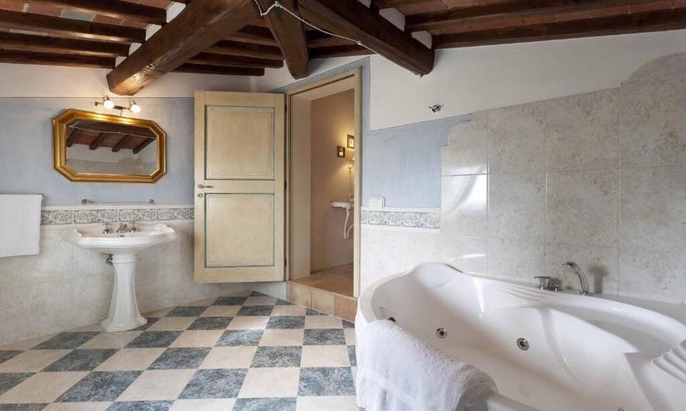 Classic Double Room, Hill View | Bathroom