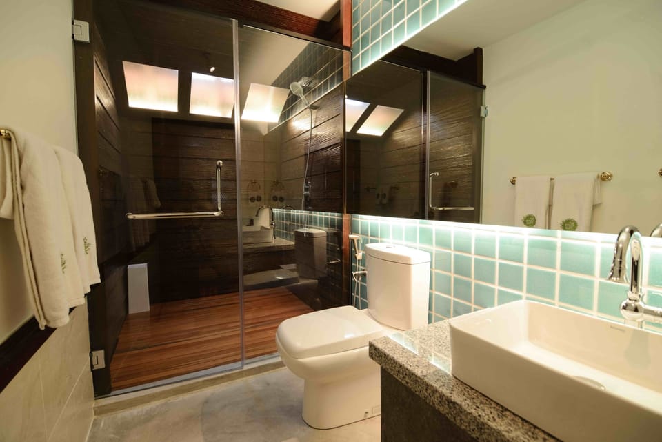 Swiftlet Gold Loft | Bathroom | Shower, free toiletries, hair dryer, bidet
