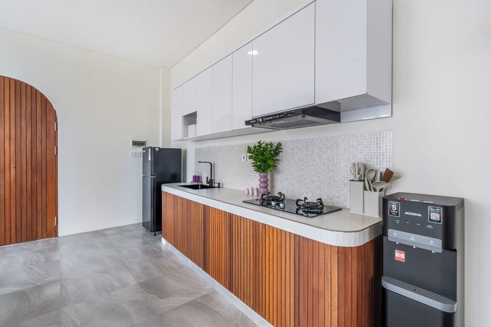 Full-size fridge, microwave, stovetop, cookware/dishes/utensils