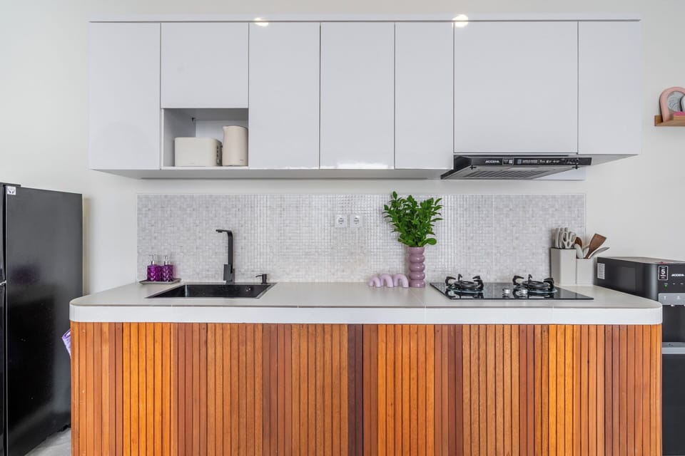 Full-size fridge, microwave, stovetop, cookware/dishes/utensils