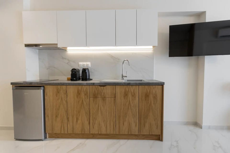 Deluxe Triple Room | Private kitchen | Mini-fridge, stovetop, cookware/dishes/utensils