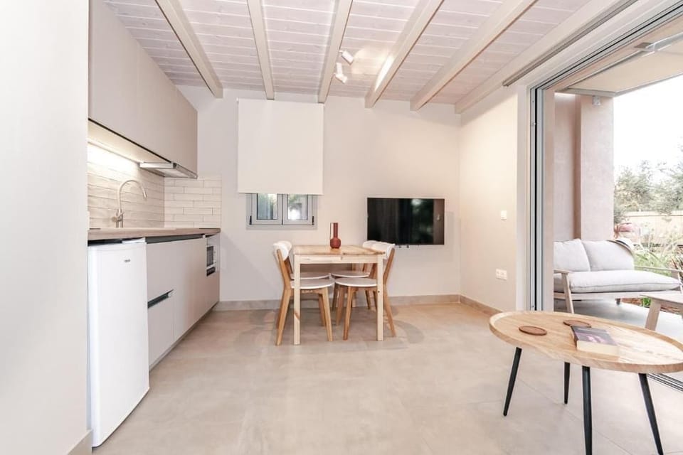 Suite, Mobility Accessible, Pool View | Interior