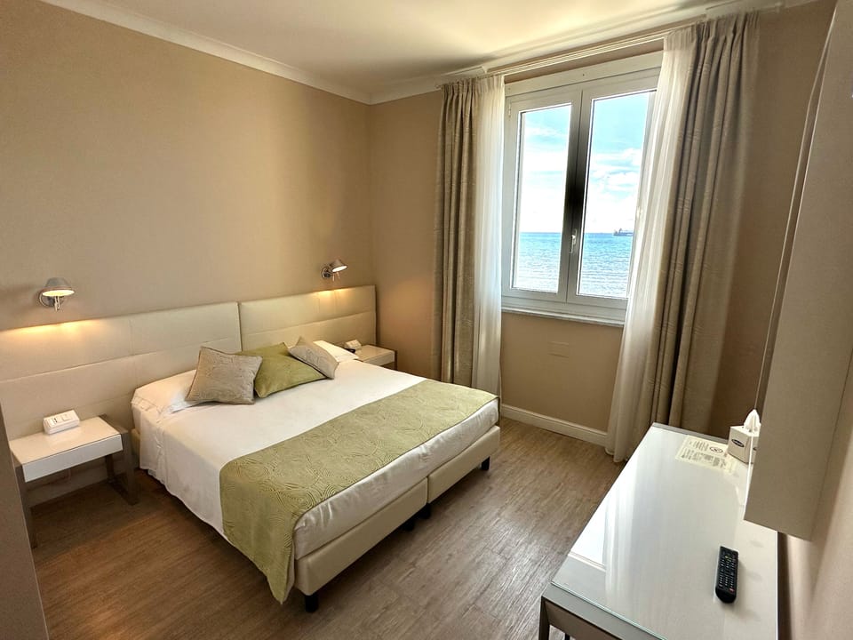 Junior Suite, Sea View | In-room safe, desk, WiFi (free)