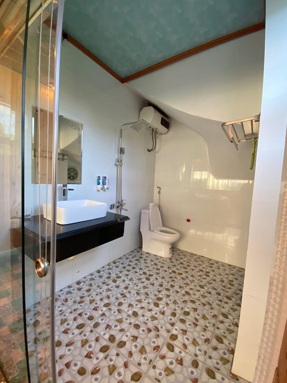 Shower, hair dryer, slippers, bidet