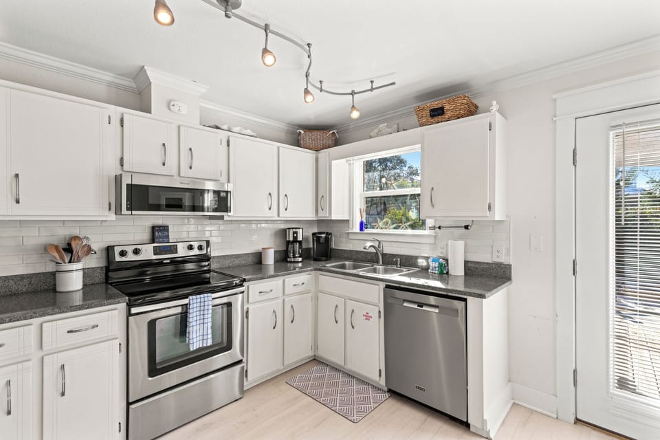 House, Multiple Beds, Patio, Garden View (21811 Dolphin Ave) | Private kitchen