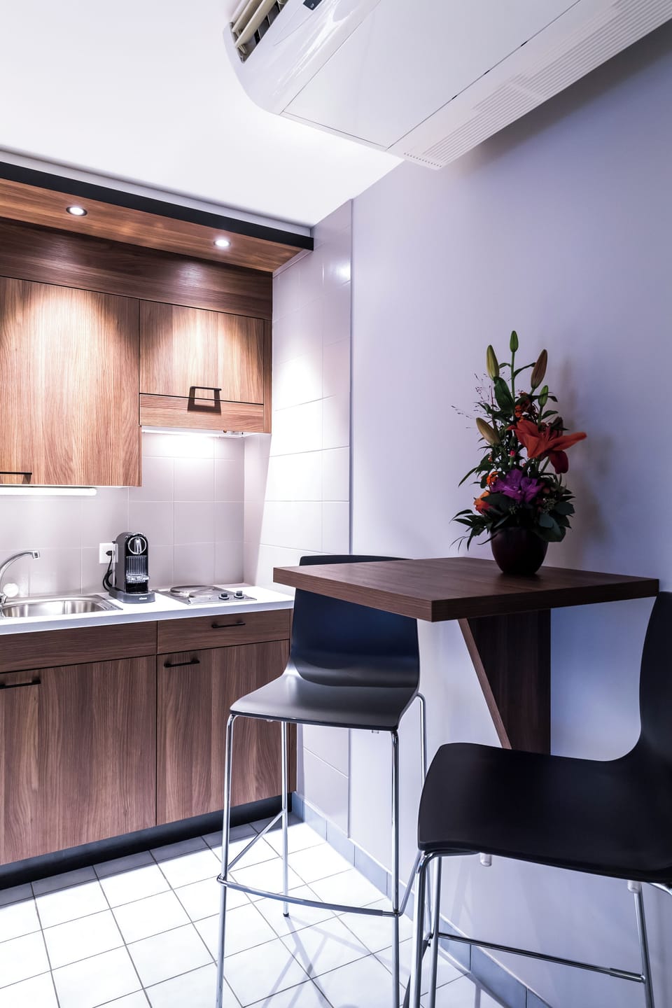 Deluxe Studio | Private kitchen | Mini-fridge, microwave, stovetop, cookware/dishes/utensils