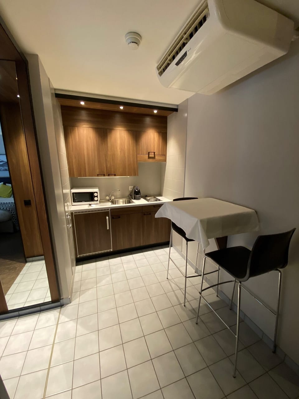 Deluxe Studio | In-room safe, desk, laptop workspace, iron/ironing board