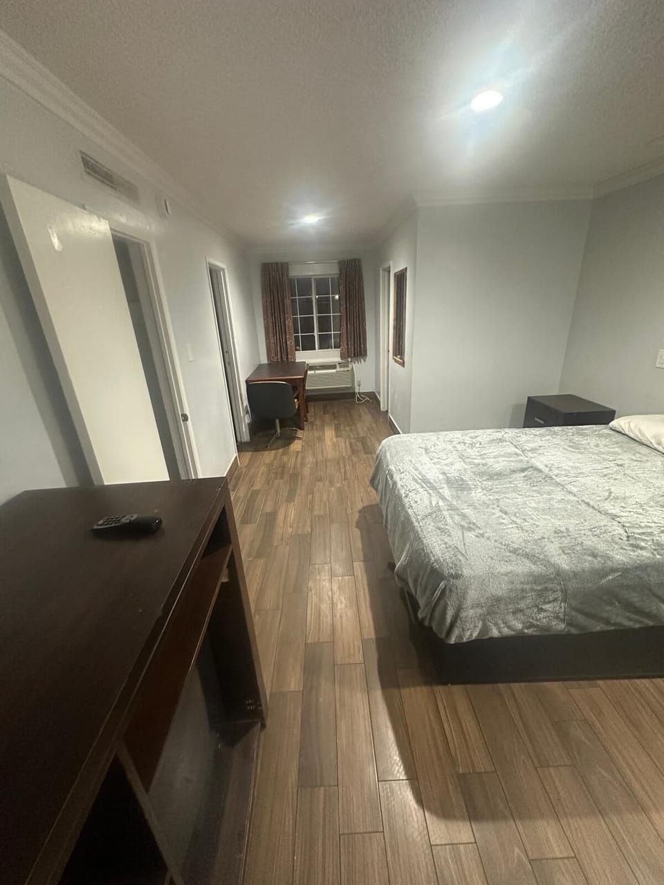 Suite | Desk, free WiFi