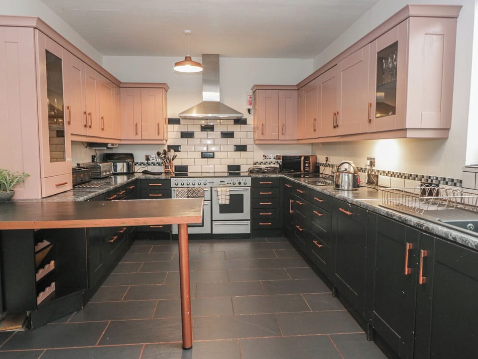 Dishwasher, cookware/dishes/utensils