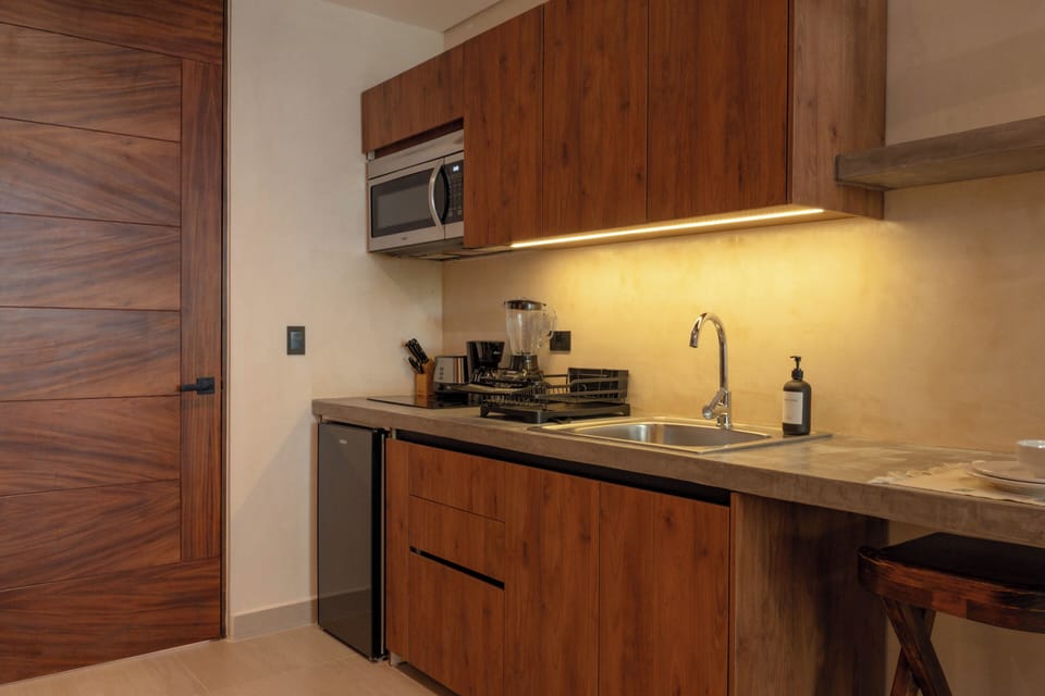 Superior Apartment | Private kitchen | Fridge, microwave, electric kettle, cookware/dishes/utensils
