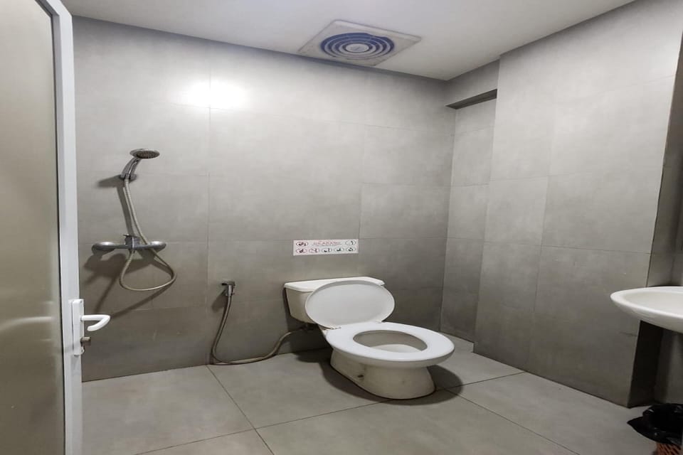Standard Double Room | Bathroom | Shower