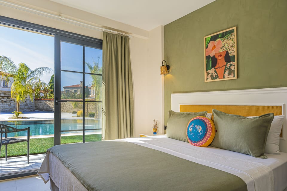 Swim Up | In-room safe, desk, laptop workspace, blackout drapes