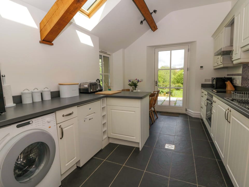 Cottage | Private kitchen | Dishwasher, cookware/dishes/utensils
