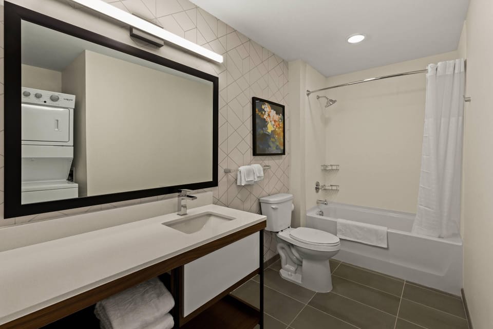 Suite, 1 King Bed, Non Smoking | Free WiFi