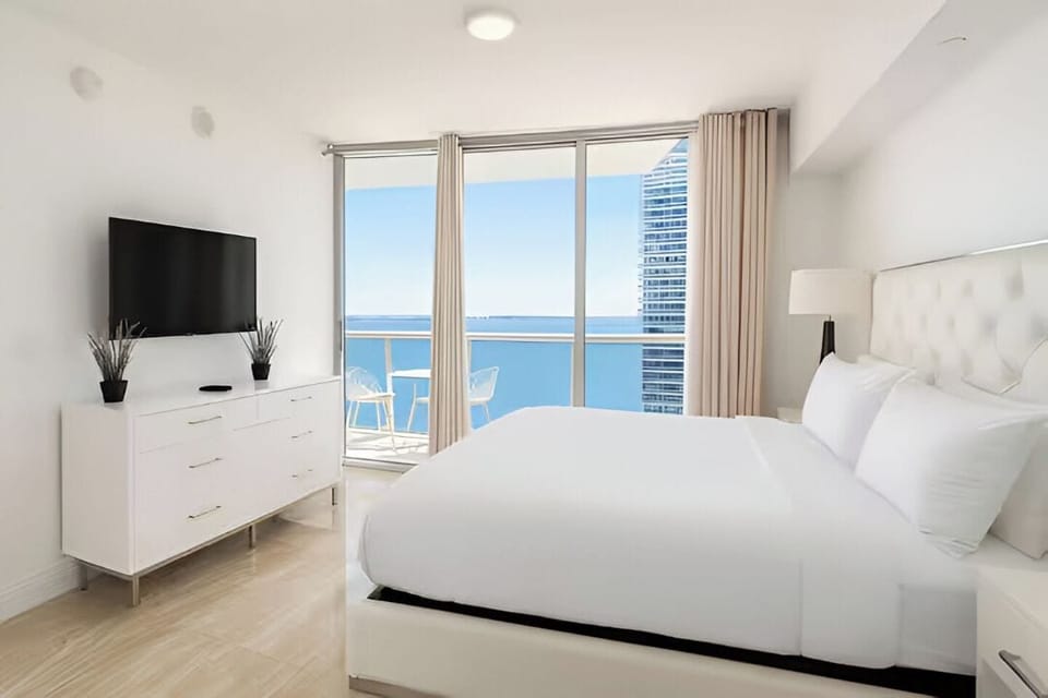 Design Suite, Balcony, Ocean View | In-room safe, desk, laptop workspace, blackout drapes