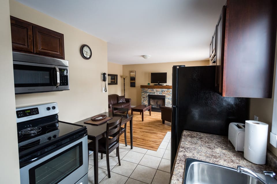 Cottage, 2 Bedrooms, Jetted Tub | Private kitchen | Fridge, microwave, stovetop, coffee/tea maker