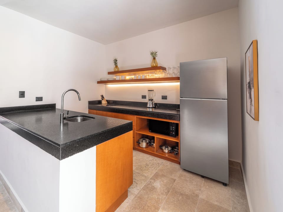 Deluxe Suite | Private kitchen | Coffee/tea maker, highchair