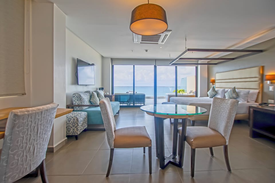 Suite Premium, 1 cama King size, vista al mar con jacuzzi privado | Living area | Flat-screen TV, pay movies
