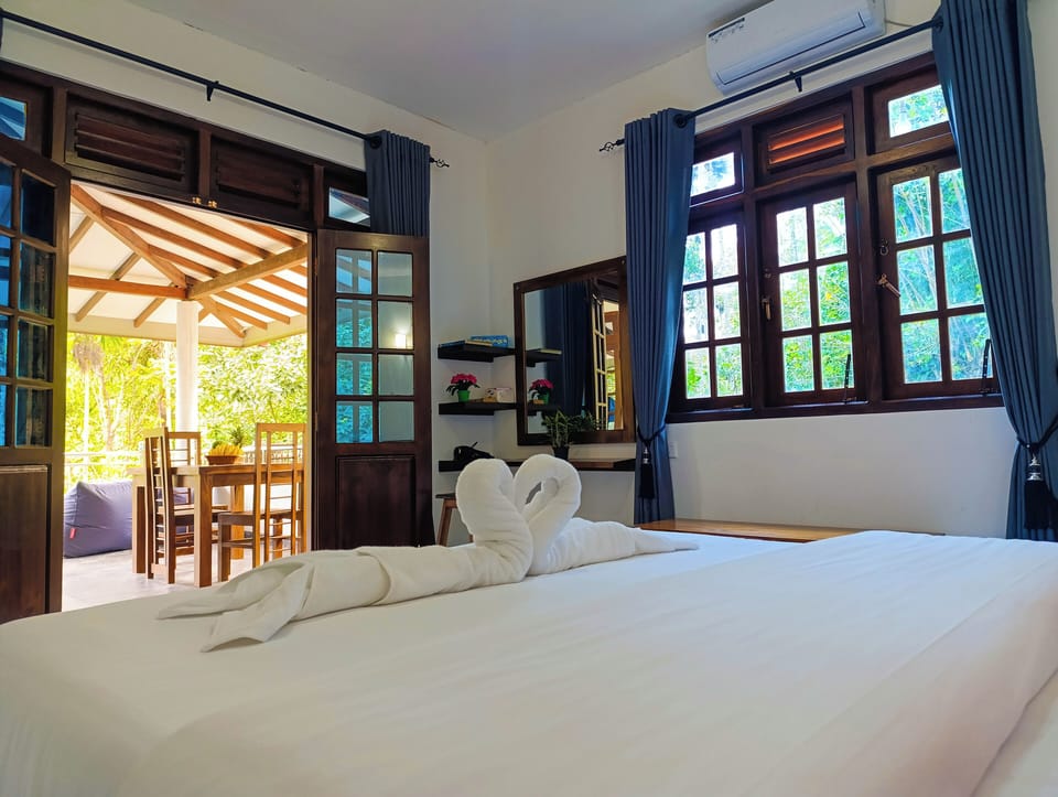 Deluxe Double Room, 1 King Bed, Air conditioning, Mountain View | Desk, laptop workspace, blackout drapes, soundproofing