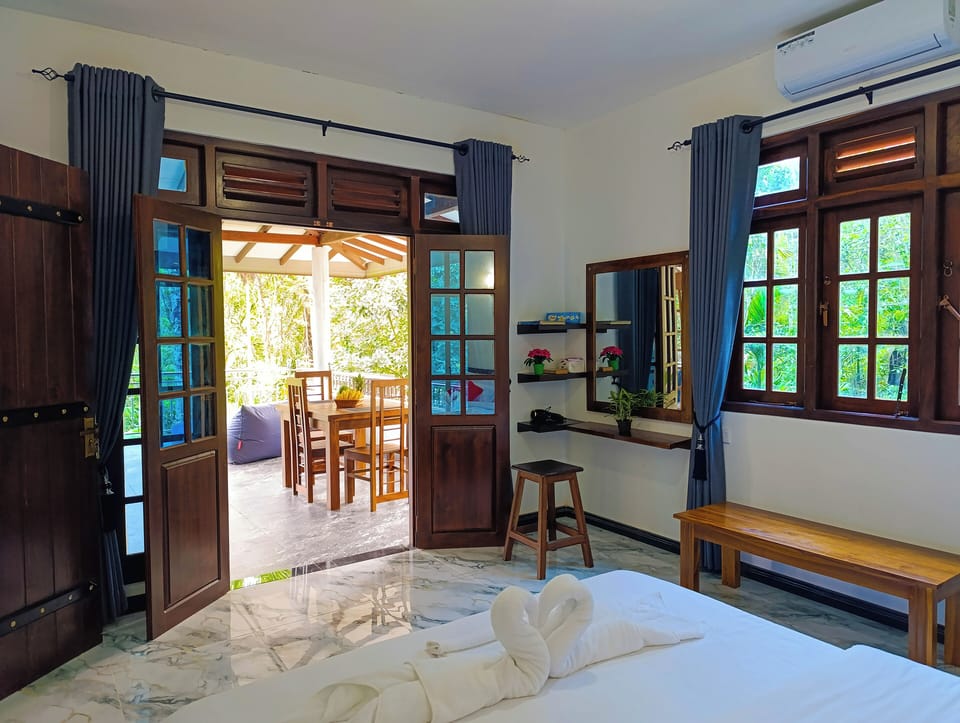 Deluxe Double Room, 1 King Bed, Air conditioning, Mountain View | Desk, laptop workspace, blackout drapes, soundproofing